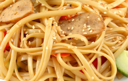 Fideos fríos con especias con aceite de sésamo y verduras