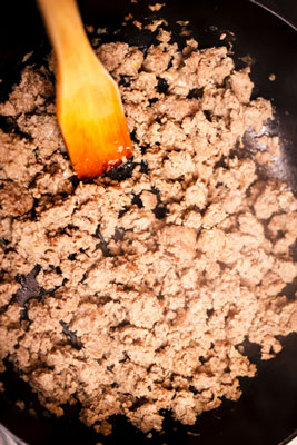 Cómo hacer cerdo de alcaravea con repollo y manzanas