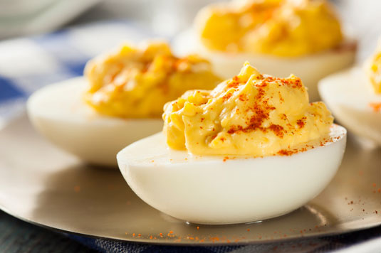 Cómo hacer huevos rellenos de camarones