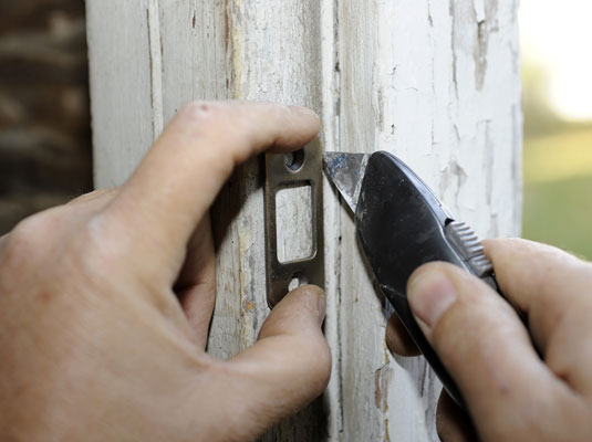 Cómo cortar una mortaja para una cerradura de cerrojo