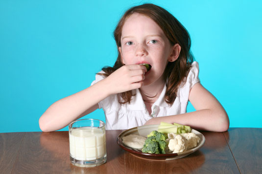 10 estrategias para enseñar a los niños hábitos alimenticios saludables