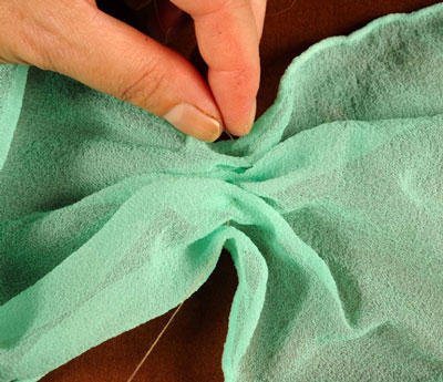 Teñir bufandas de seda con el método de coser y juntar